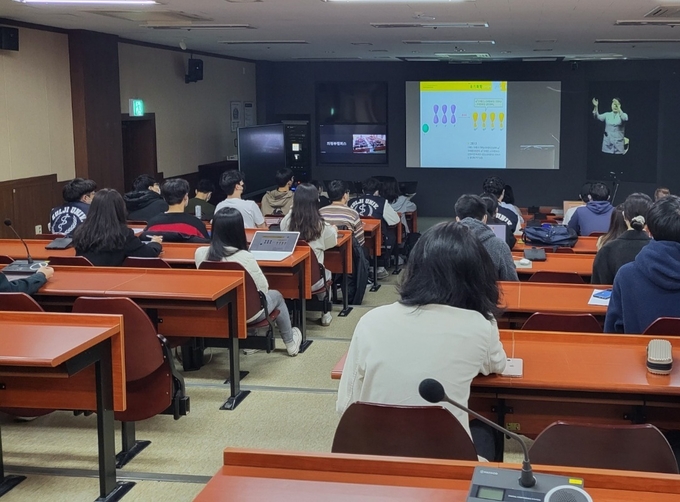 을지대 의정부캠퍼스의 교수 강의 모습이 홀로그램으로 보이는 대전캠퍼스 강의실 현장. (사진=을지대학교 제공)