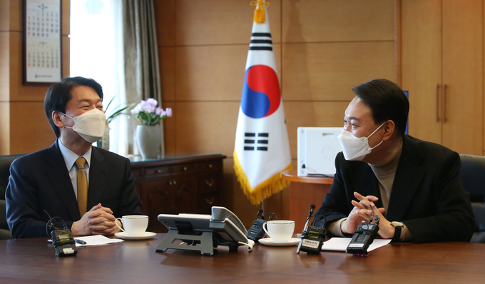 윤석열 대통령 당선인이 14일 오전 서울 종로구 통의동 금융감독원 연수원 집무실에서 열린 인수위 티타임에서 안철수 인수위원장과 대화하고 있다. (사진=국회사진기자단/연합뉴스)