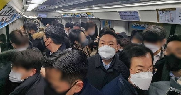 지난 대선 선거 운동 기간에 윤석열 대통령 당선인이 2량짜리 김포도시철도(김포골드라인)를 타고 여의도 당사로 출근하고 있다. (사진=연합뉴스 제공)