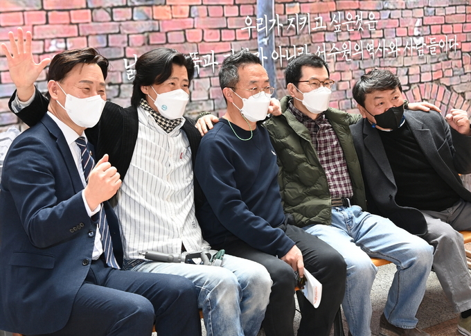 ‘영신연와를 지키는 수원시민모임’에 참여하고 있는 지역 작가들이 수원시청 로비에서 전시회를 열며 기념촬영을 하고 있다. (사진= 수원시 제공)