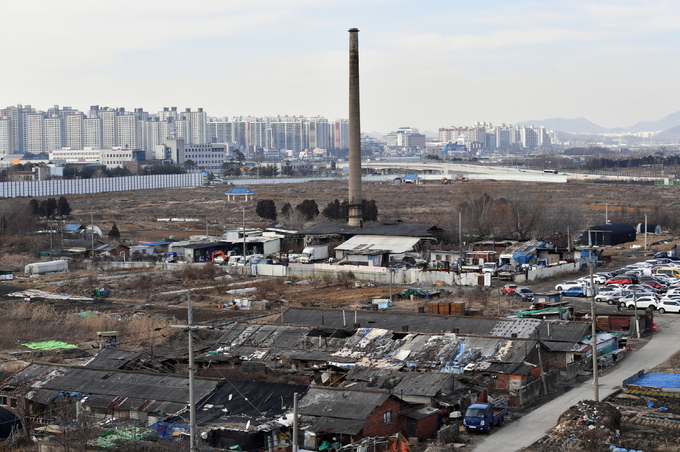 권선구 고색동에 남아 있는 옛 벽돌공장 영신연와 굴뚝과 사택 전경 (사진= 수원시 제공)