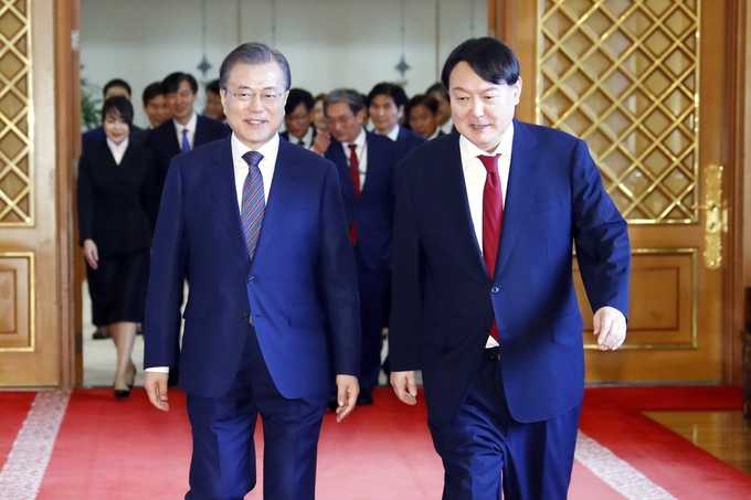 지난 2019년 7월 25일 문재인 대통령이 당시 신임 검찰총장이던 윤석열 대통령 당선인에게 임명장을 수여한 뒤 간담회장으로 향하는 모습. (사진=연합뉴스 제공/자료사진)