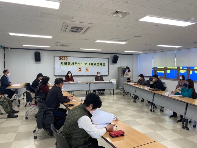 남동구자원봉사센터가 위촉한 심사위원들이 우수프로그램 공모 심사를 진행하고 있다. ( 사진 = 남동구 제공 )