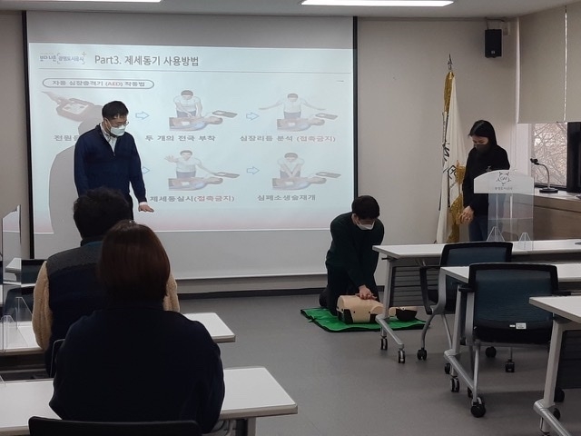 광명도시공사, 스마트 마네킹 활용한 심폐소생술 체험교육 실시했다.(사진=광명도시공사 제공)