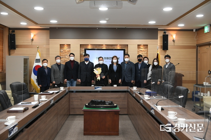 송상국 부의장 수상을 축하하기 위해 기념촬영하고 있다. (사진=포천시 의회 제공)