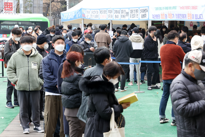  15일 오전 서울 송파구 송파구보건소 코로나19 선별진료소가 PCR과 신속 항원 검사를 받으려는 시민들로 붐비고 있다. (사진=연합뉴스)