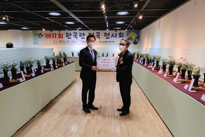 과천시는 최근 발생한 동해안 산불로 피해를 입은 동해시의 복구를 지원하기 위해 시민들이 모은 성금 200만 원을 동해시에 전달했다.(사진=과천시 제공)