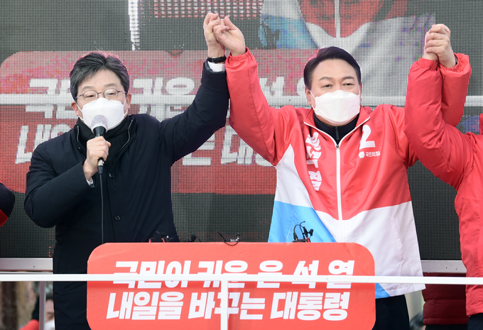 유승민과 손 맞잡아 든 윤석열 후보 (사진=국회사진기자단/연합뉴스)