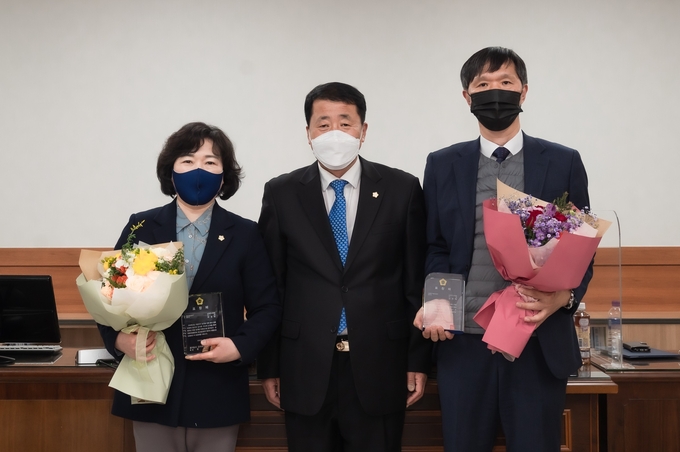 남양주시의회김현택, 이창희, 최성임 의원이‘제11회 경기도 시·군의회 의장협의회 의정활동 우수의원’으로 선정돼 지난 15일 시의회 회의실에서 표창을 전수 받았다.(사진=남양주시의회 제공)