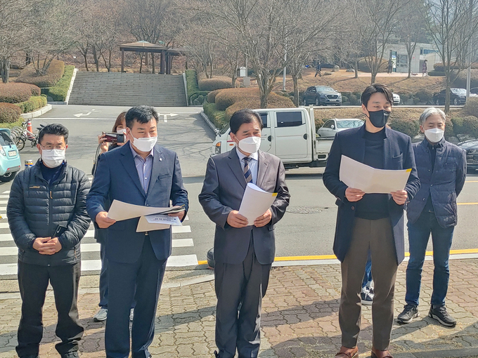안양시의회는 지난 15일 수암천 산책로 연결공사 실시설계용역 착수보고회 현장을 방문했다.(사진=안양시의회 제공)