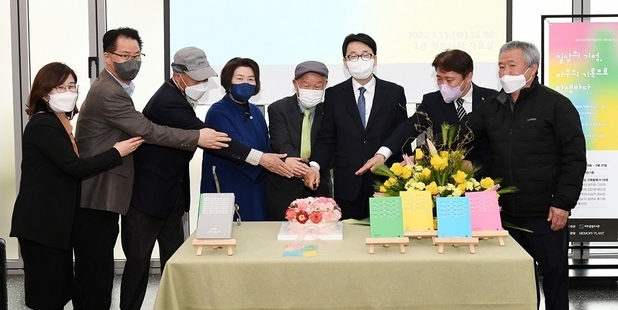 지난 15일 파주중앙도서관에서 열린 파주기록학교 출판기념회에서 최종환 시장를 비롯 참석내빈들이 축하 케이크를 자르고 있다.(사진=파주시 제공)