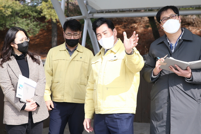 김상돈 의왕시장이 지난 15일 제51차 현장행정의 날을 맞아 주요 사업 현장을 방문하고 진행상황을 점검하고 있다. (사진=의왕시 제공)