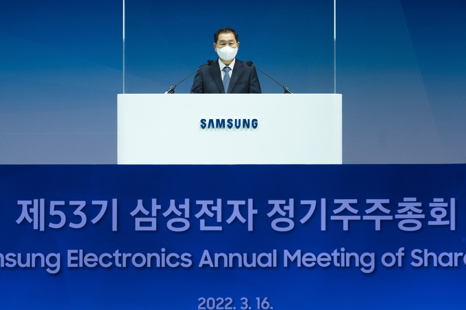 16일 수원컨벤션센터에서 개최된 '삼성전자 제53기 정기 주주총회'에서 한종희 대표이사 부회장이 인사말을 하고 있다. (사진=삼성전자 제공)