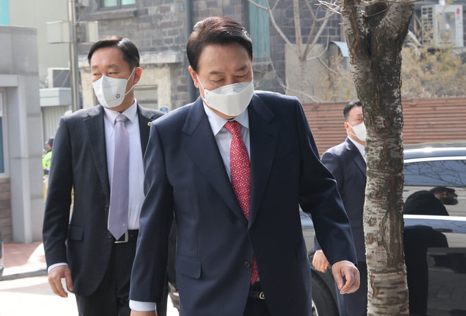 문재인 대통령과 윤석열 당선인이 청와대에서 하기로 했던 오찬 회동이 무산된 16일 윤 당선인이 서울 종로구 통의동 금융감독원 연수원에 마련된 당선인 집무실로 출근하고 있다. (사진=연합뉴스)