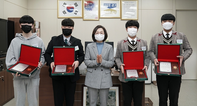 사진 왼쪽부터 전민재·박승주(성남고) 학생, 은수미 성남시장, 이재희·서기수(성일고) 학생. (사진=성남시 제공) 