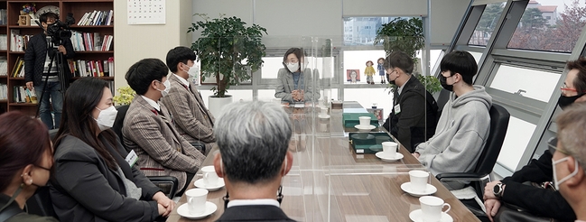 은수미 시장이 학생들과 차담을 하고 있다. (사진=성남시 제공)