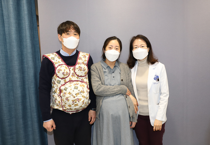 임신체험 프로그램에 참여한 부부와 산부인과 안은희 교수(사진 오른쪽)가 프로그램 체험 후 기념촬영을 하고 있다. (사진=분당차여성병원 제공)