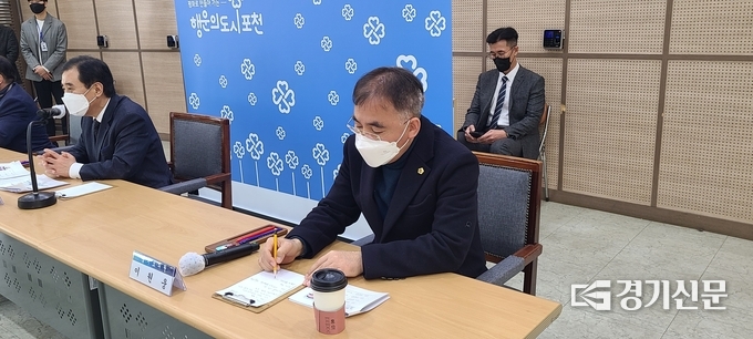 이원웅 도의원이 참석자들의 발언을 꼼꼼하게 적고 있다. (사진=문석완 기자)