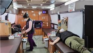 농촌공파주지사 직원이 헌혈을 하고있다.(사진=농촌공파주지사 제공)