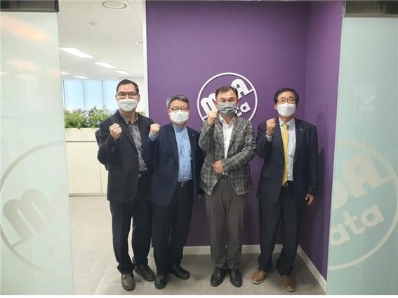 김홍철 바이오헬스산업부 수석, 김남대 기업상장부장, 한상진 모아데이타 대표, 류해필 진흥원장 등이 상장 화이팅을 하고 있다. (사진=성남산업진흥원 제공)