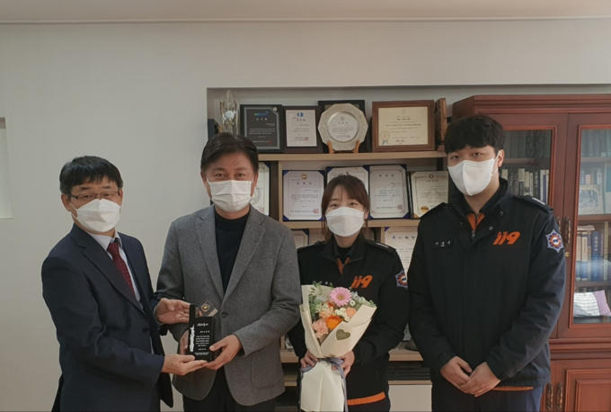 황선우 경기본부 위원장이 조용익 변호사에게 고문 위촉패를 수여했다. (왼쪽부터 황선우 경기위원장, 조용익 변호사, 백세롬 부천지부 지부장, 이상엽 부천지부 회계감사). (사진=한국노총 소방노조 경기본부 제공)