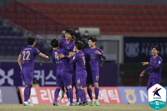 16일 안양종합운동장에서 열린 하나원큐 K리그2 2022 5라운드 부산 아이파크와 FC안양의 경기에서 선제 결승골을 기록한 김형진이 동료들과 기뻐하고 있다. (사진=한국프로축구연맹 제공)
