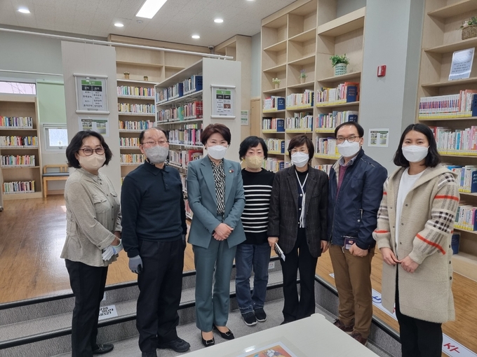 최병일 안양시의회 보사환경위원장이 ‘갈산 새마을 작은도서관’ 방문하여 의정활동 펼쳤다.(사진=안양시의회 제공)