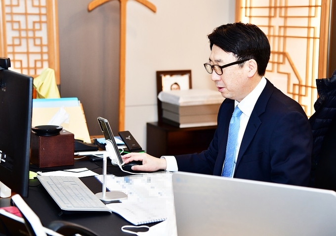 최종환 파주시장이 마을교육활동가를 대상으로 온라인 교육을 실시하고 있다.(사진=파주시 제공)