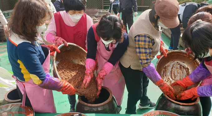 구월2동 통장협의회 회원들이 취약계층에 전달할 된장을 담그고 있다. ( 사진 = 남동구 제공 )