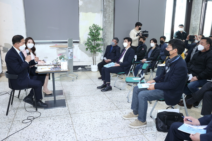 이재준 고양시장과 시민들이 대화를 나누고 있다(사진=고양시 제공)