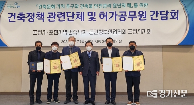 왼쪽부터 장금태 씨, 갈철민 씨, 이형훈 씨, 박윤국 시장, 유강열 씨, 조성백 씨. (사진=문석완 기자)