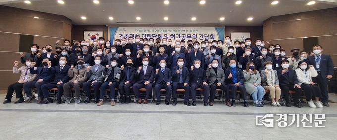간담회 참석자들이 기념촬영하고 있다. (사진=문석완 기자)