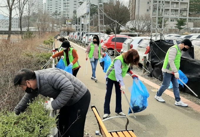 오남역 개통에 앞서 주민들이 오남역 주변에 대한 환경 정화 활동을 실시했다.(사진=남양주시 제공)<br>
