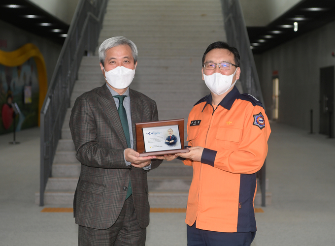 곽상욱 오산시장이 경기도 국민안전체험관으로부터 감사패를 수여받고 있다.(사진=오산시 제공)
