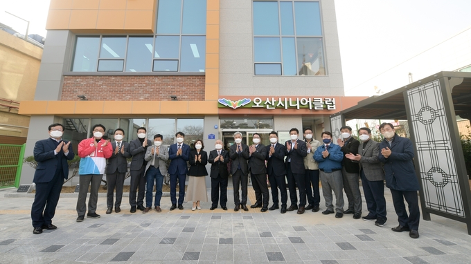 지난 15일 열린 오산시니어클럽 개관식에 오산시장, 오산시의회 장인수 의장, 시·도의원, 관내 사회복지시설장 등이 기념촬영을 하고 있다.(사진=오산시 제공)