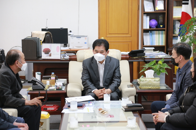 안양시의회가 경기도자동차전문정비1사업조합 안양시지회와 간담회를 갖고있다.(사진=안양시의회 제공)