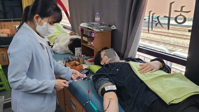 한국철도 수도권광역본부 봉사단원들이 혈액수급난 극복을 위해 헌혈행사에 참여하고 있다.(사진=한국철도 수도권광역본부 봉사단 제공)