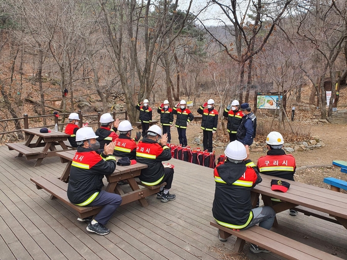 산불진화 교육훈련 중인 구리시 산불전문예방진화대원들.(사진=구리시 제공)