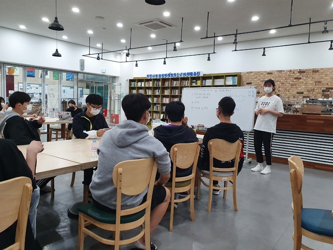 학생자치회가 기획을 위해 회의하고 있는 모습 (사진= 의정부몽실학교 제공)