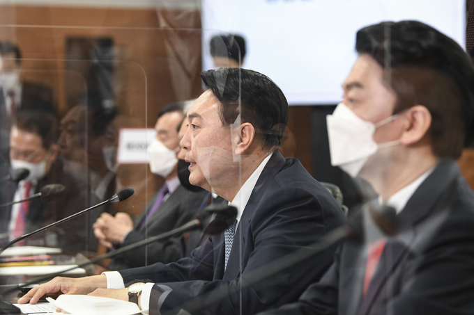  지난 18일 오전 윤석열 대통령 당선인이 서울 종로구 금융감독원 연수원에 마련된 인수위원회에서 열린 대통령직인수위원회 첫 전체회의에서 발언하는 모습. (사진=연합뉴스/자료사진)