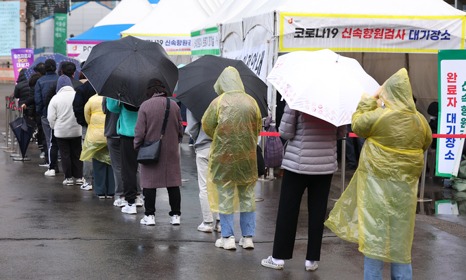비 내리는 주말 아침, 코로나 검사 기다리는 시민들 (사진=연합뉴스/자료사진)