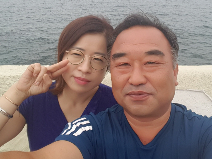 인천 강화 선원초등학교 김창용 교장과 부인 김영주 제주한라대 겸임교수. ( 사진 = 김창용 교장 제공 )