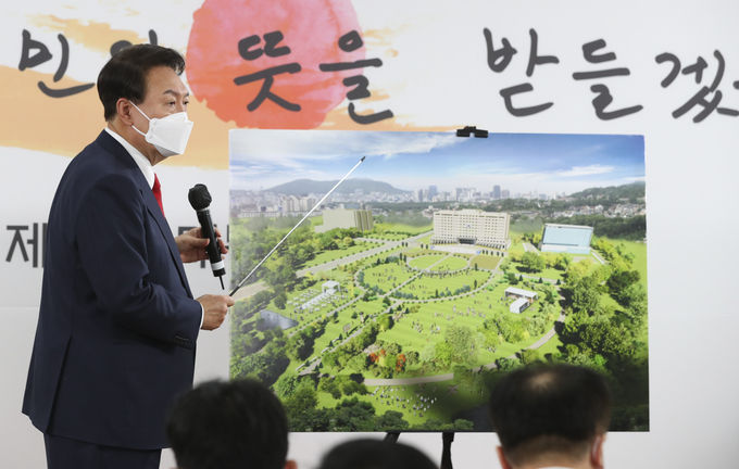 윤석열 대통령 당선인이 20일 오전 서울 종로구 삼청동 대통령직인수위원회 회견장에서 대통령실 용산 이전과 관련해 기자회견을 하고 있다. (사진=국회사진기자단/연합뉴스 제공)