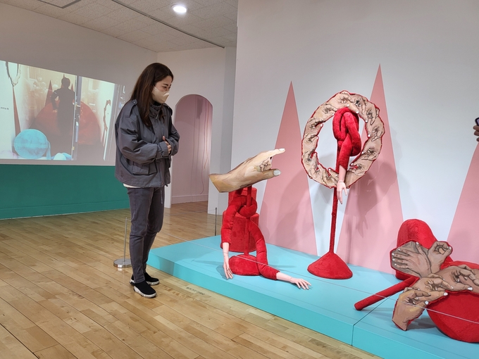 '촉각 구르기' 부분을 설명 중인 신혜정 작가. (사진=정경아 기자)