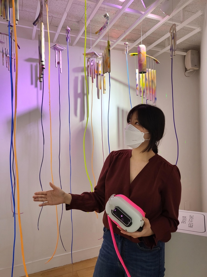 '청각 잡기' 부분을 설명 중인 김휘아 작가. (사진=정경아 기자)