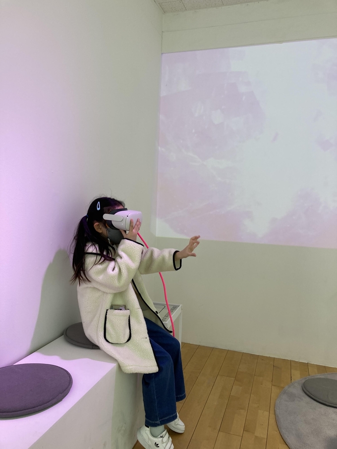 '매직 서클'을 체험 중인 어린이. (사진=수원시립어린이미술체험관 제공)