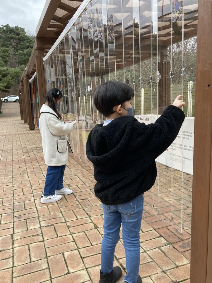 ‘공간13-03-1/2/3’ 작품에 스티커를 붙이며 체험 중인 어린이들. (사진=수원시립어린이미술체험관 제공)