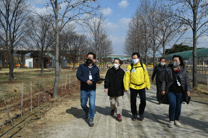 안승남 구리시장이 ‘구리한강시민공원 종합개선 사업’ 현장을 방문해 사업 진행 상황을 꼼꼼히 점검하고 관계자들을 격려했다.(사진=구리시 제공)