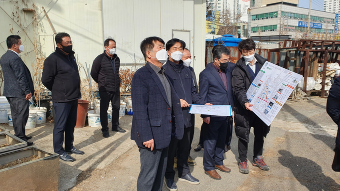 박형우 구청장이 관계자들과 함께 효성지구 도시재생뉴딜사업 현장을 둘러보고 있다. ( 사진 = 계양구 제공 )