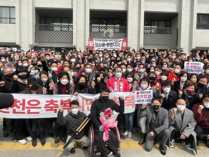 21일 오전 국민의힘 유정복 인천시장 예비후보가 인천시청 앞에서 출마 기자회견을 갖고 지지자들과 기념촬영을 하고 있다. ( 사진 = 조경욱 기자 )